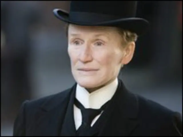 ګلن ګلوز د امریکا په کانتیکت ایالت کې په ۱۹۴۷ کال کې زیږېدلې ده، خو هنري فعالیت کې په ۱۹۸۱ کال کې پیل کړی.