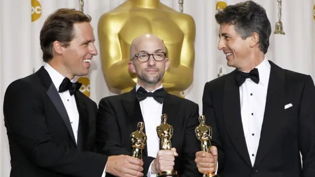 بہترین ایڈاپٹڈ سکرین پلے کا ایوارڈ فلم ’دی ڈیسنڈینٹس‘ کے لیے الیگزینڈر پائین، نیٹ فیکسن اور جم راش کو دیا گیا