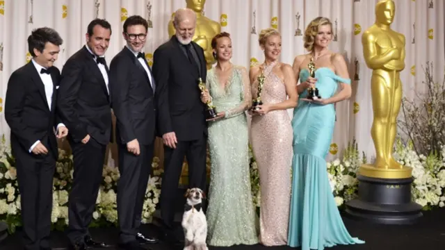 امریکی شہر لاس اینجلس میں ہونے والے چوراسیویں اکیڈمی ایوارڈ کی تقریب میں خاموش فلم ’دی آرٹسٹ‘ نے بہترین فلم، بہترین ڈائریکٹر اور بہترین اداکار کا ایوارڈ جیت لیا