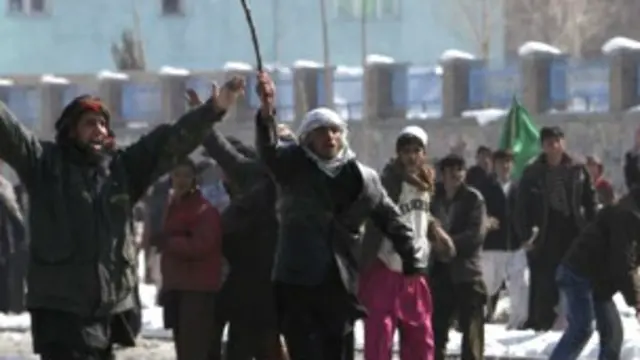 آوریل ۲۰۱۱؛ اخبار مربوط به آتش زدن قرآن توسط یک کشیش آمریکایی، اعتراضات خشونت‌بار افغان‌ها را به دنبال داشت