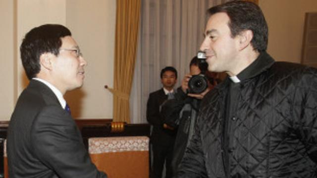 Bộ trưởng Phạm Bình Minh đón Thứ trưởng Ngoại giao của Vatican, ông Ettore Balestrero