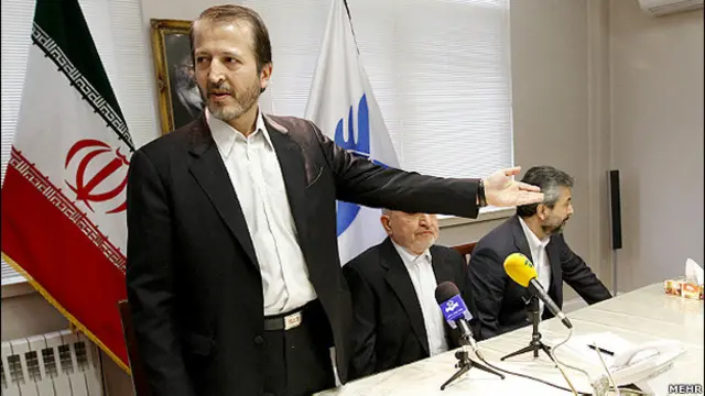 محمود احمدی نژاد در نامه ای صدور حکم رئیس جدید دانشگاه آزاد اسلامی ( نفر ایستاده در عکس ) را به وزیر علوم کابینه (کامران دانشجو و برادر رئیس جدید) تفویض کرده بود