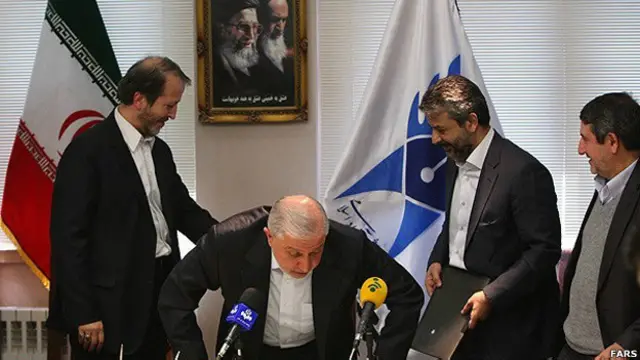 در مراسم آغاز به کار فرهاد دانشجو به عنوان رئیس جدید دانشگاه آزاد اسلامی، وحید حقانیان از اعضای با نفوذ دفتر آیت الله علی خامنه ای رهبر ایران، محمد محمدیان نماینده رهبر ایران در دانشگاه ها، عباس طائب مشاور وزیر علوم، کامران دانشجو وزیر علوم و مجتبی ثمره‌هاشمی مشاور ارشد رئیس جمهور حضور داشته اند.