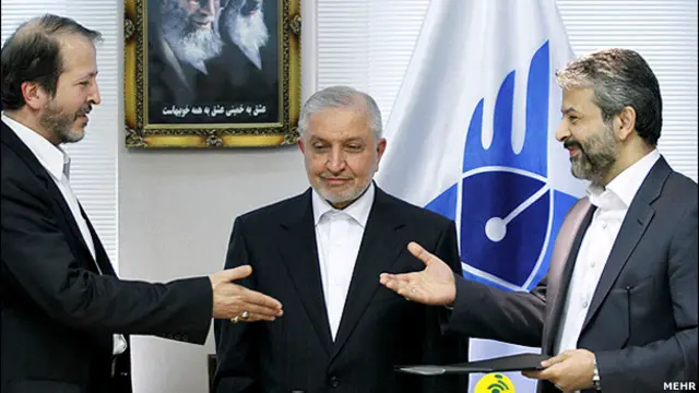 فرهاد دانشجو (نفر اول از سمت چپ) در نخسین روز ریاستش بر دانشگاه آزاد، طی حکمی معاونان جدید آموزشی، اداری مالی و پژوهشی این دانشگاه را منصوب کرد و همچنین گفت که عبدالله جاسبی رئیس پیشین دانشگاه، مشاور عالی او شده است