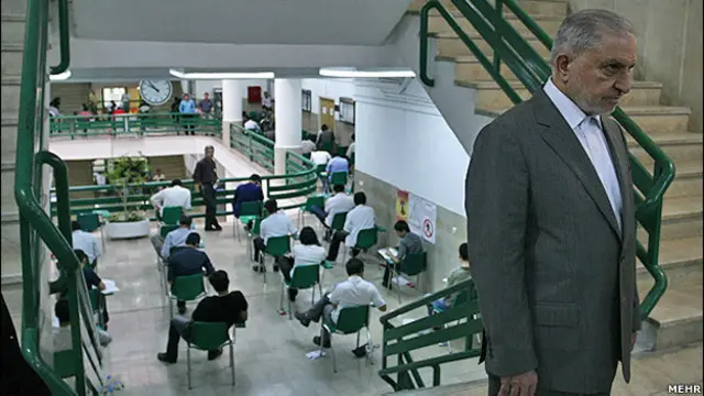 به گفته رئیس پیشین دانشگاه آزاد، این دانشگاه در حال حاضر ۱ میلیون و ۷۰۰ هزار دانشجو، ۴میلیون فارغ التحصیل، ۴۳۱ واحد آموزشی، ۳۰ هزار عضو هیات علمی، بیش از ۳۰ هزار پرسنل تمام وقت و ۶۰۰ مدرسه با ۶۰ هزار دانش‌آموز دارد