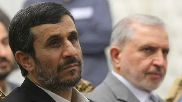 محمود احمدی نژاد از ابتدای دوره اول ریاست جمهوری اش با انتقاد از شیوه های مدیریتی در دانشگاه آزاد از جمله میزان شهریه های آن، در صدد تغییر دادن آقای جاسبی بود