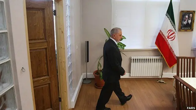 دانشگاه آزاد اسلامی دو سال پس از انقلاب فرهنگی ایران که منجر به تعطیلی موقت دانشگاه ها شد، تاسیس شد. اولین رئیس این دانشگاه اکنون مشاور رئیس جدید شده است 