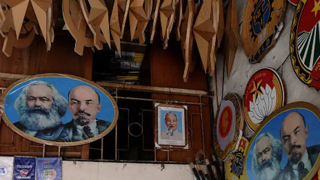 Cửa hàng bán cờ và ảnh các lãnh tụ cộng sản ở Việt Nam