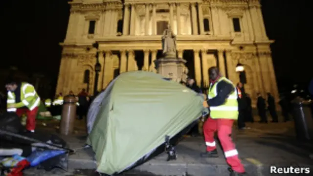 Судебный пристав сносит палатку движения "Захвати Лондон"