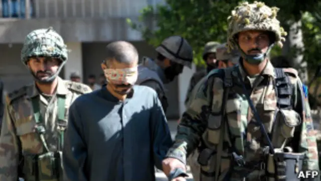 آپریشن کے دوران تین شدت پسندوں کو گرفتار بھی کیا گیا ہے