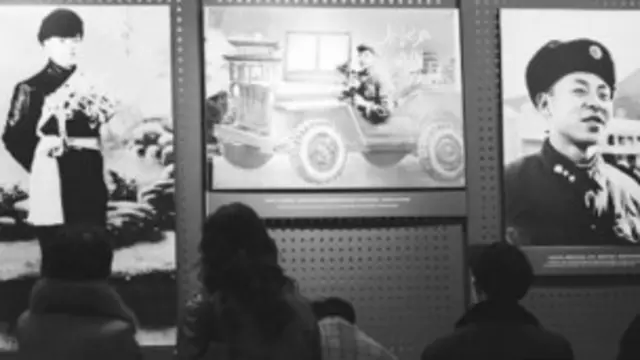 人們在雷鋒紀念館參觀學習。