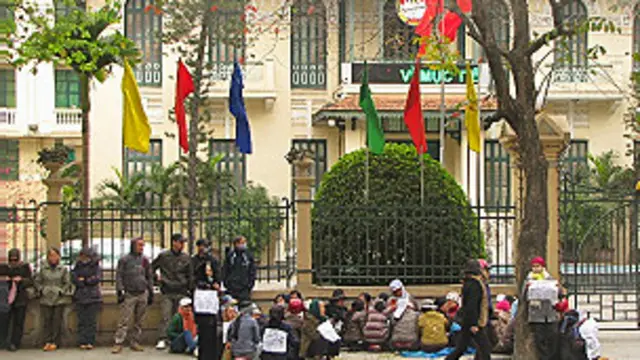 Nông dân Dương Nội khiếu kiện trước Mặt trận Tổ quốc