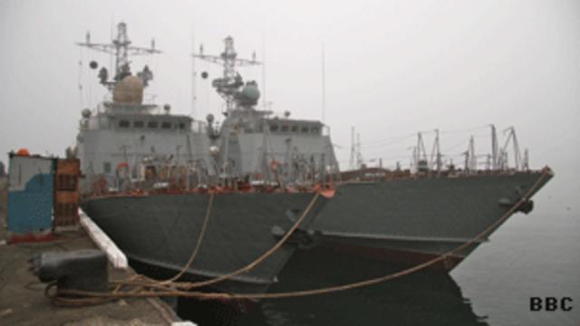 Hai tàu tuần tra neo đậu tại Vladivostok ( ảnh chụp tháng 11/2011)