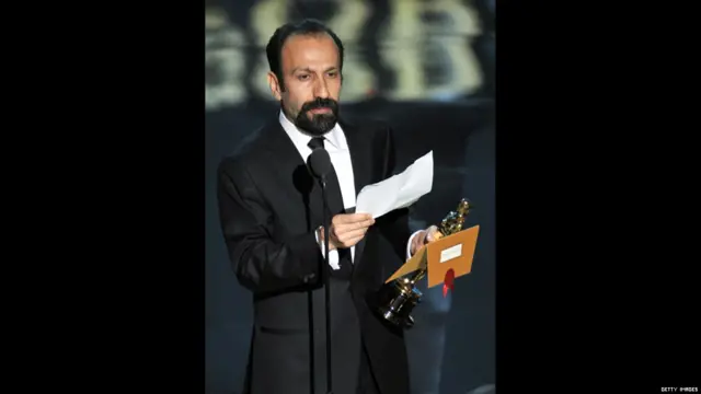 اصغر فرهادی که جایزه اسکار بهترین فیلم غیر انگلیسی زبان را برای فیلم جدایی نادر از سیمین دریافت کرد، صحبت های خود را بعد از دریافت جایزه با "سلام به مردم خوب سرزمینم" که به زبان فارسی ادا کرد، آغاز کرد و بقیه صحبت هایش را به زبان انگلیسی ادامه داد.