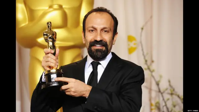 آقای فرهادی در گفتگو با خبرنگاران ضمن اینکه تاکید کرد خوشحالی مردم ایران برایش مهم ترین موضوع است گفت که فکر نمی کند سیاستمداران "خیلی اهل سینما باشند" و "پیام های سینما را بتوانند بگیرند".