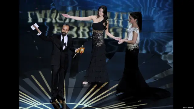 اصغر فرهادی جایزه اش را از دستان ساندار بولاک دریافت کرد.