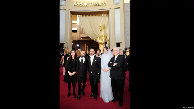 سارینا فرهادی، اصغر فرهادی، پیمان معادی، لیلا حاتمی و محمود کلاری بر روی فرش قرمز، در برابر سالن محل برگزاری مراسم اسکار