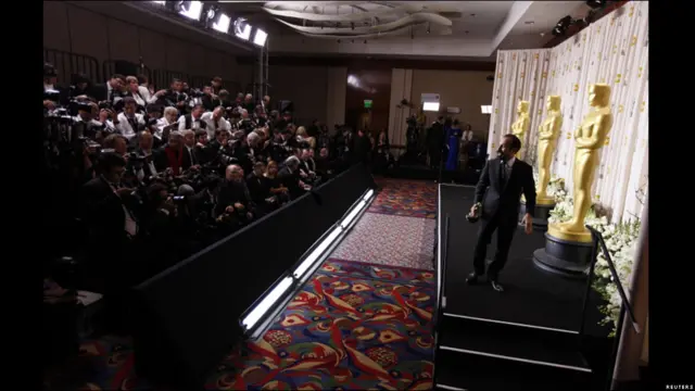 اصغر فرهادی بعد از دریافت جایزه اسکار در جمع خبرنگاران گفت که پیغامی برای دولت ها ندارد و فیلمش بین مردم ارتباط برقرار می کند.