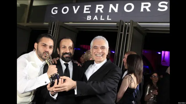 پیمان معادی، بازیگر فیلم جدایی نادر از سیمین در کنار آقای فرهادی و محمود کلاری فیلمبردار این فیلم