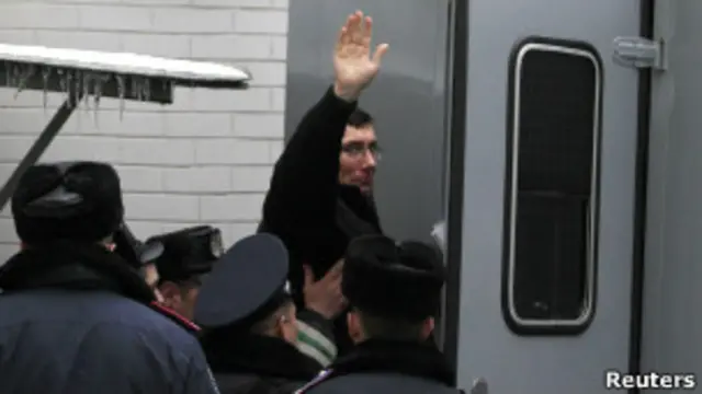 Юрій Луценко сідає в автозак 