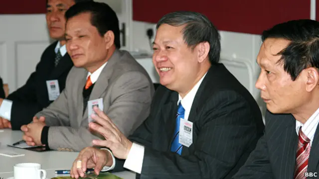 Ông Đinh Xuân Thảo (thứ hai, phải sang)