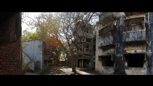 بھارت کی ریاست گجرات میں سال دو ہزار دو میں پرتشدد مذہبی فسادات بھڑک اٹھے، ان فسادات کے دوران احمد آباد میں واقع صرف ایک رہائشی کمپلیکس گلبرگ سوسائٹی میں درجنوں مسلمان ہلاک ہو گئے۔ انعام یافتہ فوٹوگرافر آرکو دتہ جنھوں نے ہلاکتوں کے واقعے کی کوریج کی تھی، اس ویران جگہ کا ایک بار پھر دس سال بعد دورہ کیا۔