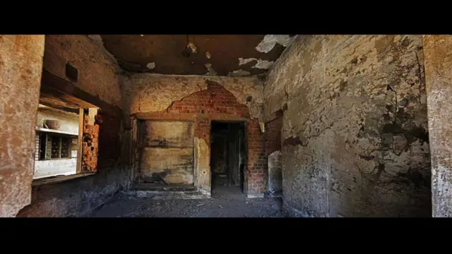 کبھی یہ کالونی احمد آباد کے مسلمانوں کے لیے ایک قابلِ فخر جگہ تھی، اس کالونی کے رہائشی مال دار، تعلیم یافتہ اور عزت دار تھے۔ 