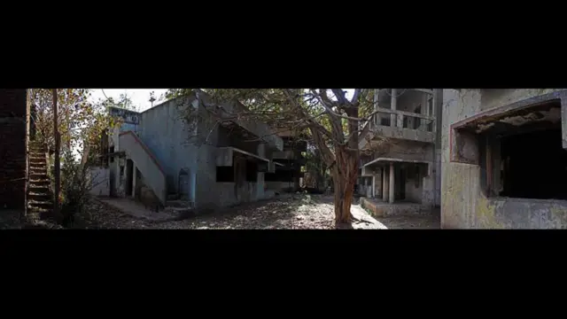 یہ کالونی گزشتہ دس سال سے ویران پڑی ہے اور یہاں کے رہائشی اس جگہ واپس آنے سے آج بھی خوفزدہ ہیں۔ 