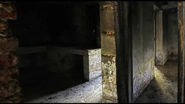 ویران کمرے، جلی ہوئی دیواریں اور کھلے دروازوں سے ان آوازوں کی بازگشت سنائی دیتی ہیں جو انھوں نے دس سال قبل سنی تھیں۔