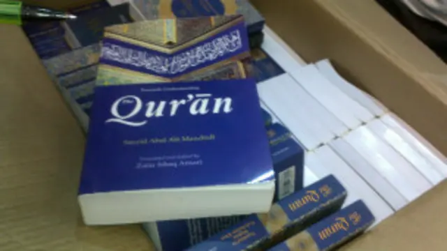 मेले की एक स्टॉल पर कुरान मुफ़्त में बाँटी जा रही थी.