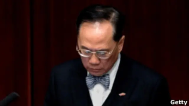 曾荫权3月曾就腐败传闻接受立法会特别质询。