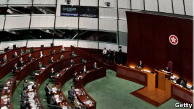 香港特首曾荫权立法会质询