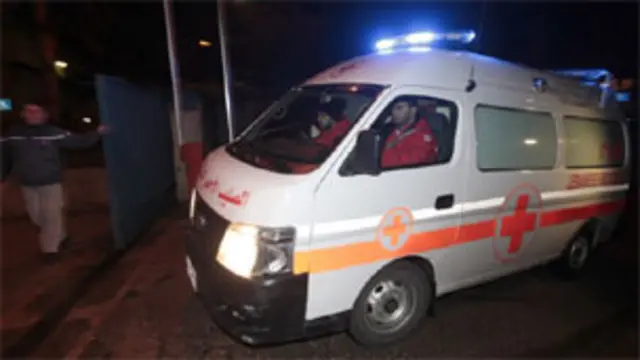 Ambulans mengangkut wartawan terluka