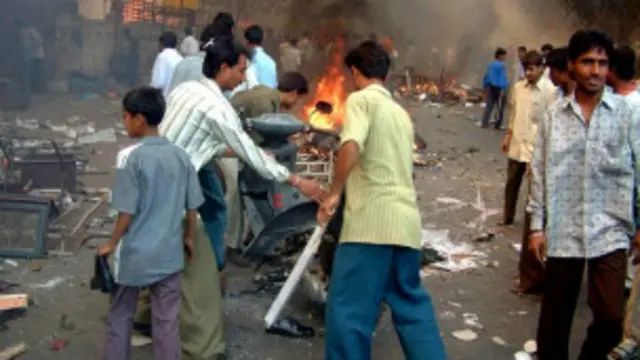 குஜராத் கலவரங்களில் ஆயிரத்துக்கும் மேற்பட்டோர் கொல்லப்பட்டனர்