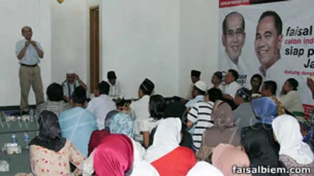 Faisal Basri menyenangkan orang banyak dengan ingin dapat menyanyi.