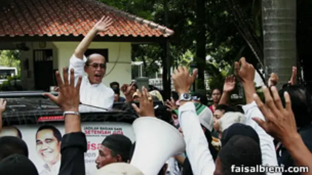 Faisal Basri dielukan simpatisannya usai mendaftar sebagai
calon gubernur Jakarta.