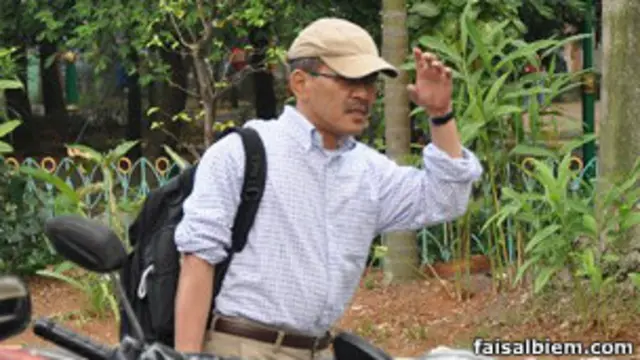 Faisal Basri hampir selalu membawa tas ransel hitamnya kemanapun dia pergi.