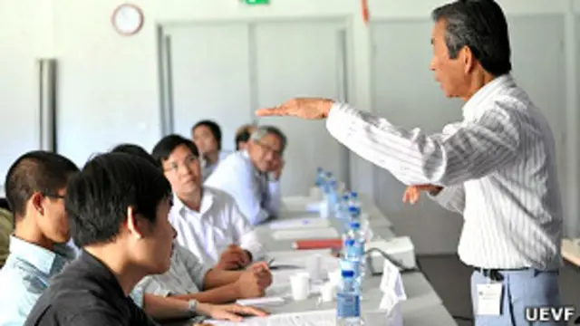 Giáo sư Nguyễn Khắc Nhẫn (đứng)