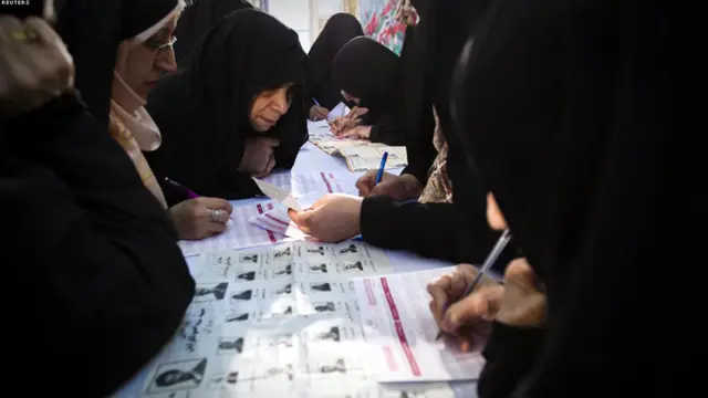 په تهران کې ایرانۍ مېرمنې د ولسي جرګې په ټاکنو کې رایې اچوي. 