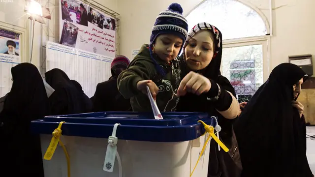 ایرانۍ رایه اچوونکې په تهران کې خپله رایه اچوي. 