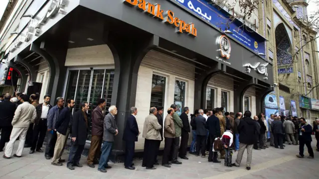 په تهران کې رای اچولو ته ولاړ ایرانیان.