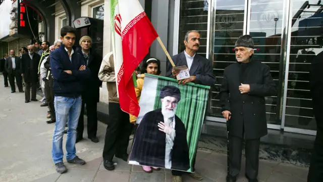 د ایران د واکمن نظام ملاتړي رای اچولو ته انتظار دي. اټکل دی چې د د خامنه یي ملا په دې رایو چې ډېره وتړل شي. 