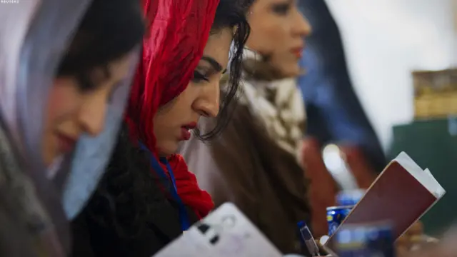 د رای اچونې څارونکې د رای اچوونکو پاڼې څاري. 