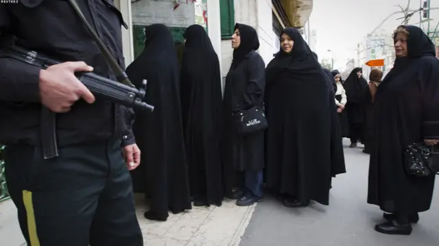 په تهران کې ایرانۍ مېرمنې د ولسي جرګې په ټاکنو کې رایې اچوي. 