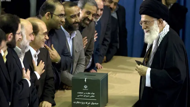 مذهبي مشر ایت الله علي خامنيي خامنئي په تهران کې رایه اچوي. 