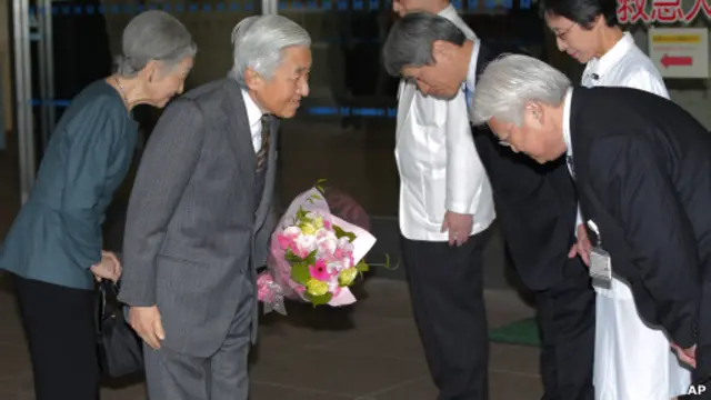 Kaisar Akihito meninggalkan rumah sakit di Tokyo