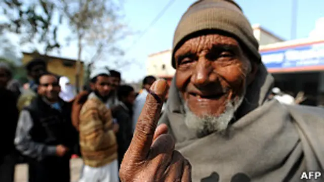 मतदान की स्याही दिखातीं मुस्लिम महिलाएं