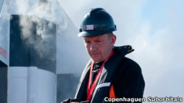 Peter Madsen trabaja duro para ver cumplido su sueño: mandar su nave espacial casera al espacio.