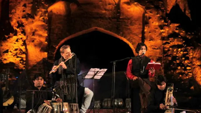 اطلالوی بانسری نواز اینڈریو گریمنیلی نے اپنے فن کا مظاہرہ کرنے سے پہلے بانسری کی صوفی موسیقی میں اہمیت کے بارے میں بتایا۔ ان کا کہنا تھا ’مجھے بھارتی موسیقی، شاعری اور موسیقی کے آلات سے پیار ہے۔ بانسری کی ہندوستانی ثقافت میں بہت زیادہ اہمیت ہے اور جہان اے خسرو اس فن کے مظاہرے کے لیے بہترین جگہ ہے۔