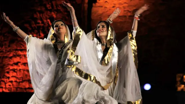 فیسٹیول میں شرکت کرنے والے فن کاروں نے صوفی موسیقی پر رقص بھی کیا۔ صدیوں سے صوفی بزرگ رومی، عمر خیام اور غزالی نے اسلامی ادب کے حوالے سے بہت زیادہ کام کیا۔ ان صوفی بزرگوں کا اثر نہ صرف مسلم دنیا پر ہے بلکہ مغربی فلسفیوں اور مصنفین پر بھی ہے۔ 